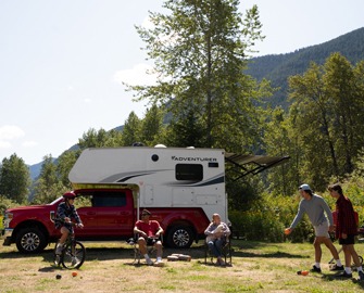 Passagerer tager billeder ud af panoramavinduer ombord på Rocky Mountaineer i Canada