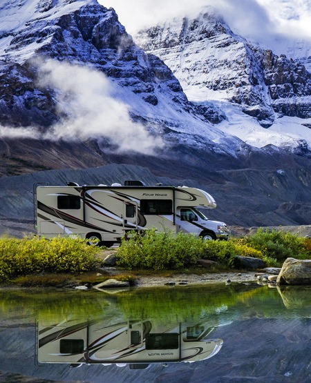 Autocamper i smukt landskab ved sø i Canada Fraserway autocamper i smukt landskab ved sø i Canada