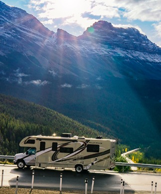 Fraserway C-XLarge camper i sol og flot landskab med bjerge i Canada