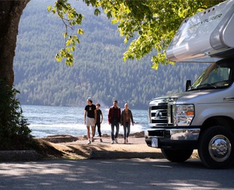 Fraserway camper med udsigt til sø og bjerge i Canada Fraserway camper med udsigt til sø og bjerge i Canada