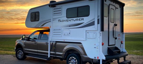 Aotocamper Truck Camper Slide-Dinette på vejen i Canada
