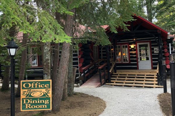 Restaurant i Algonquin National Park omgivet af høje nåletræer