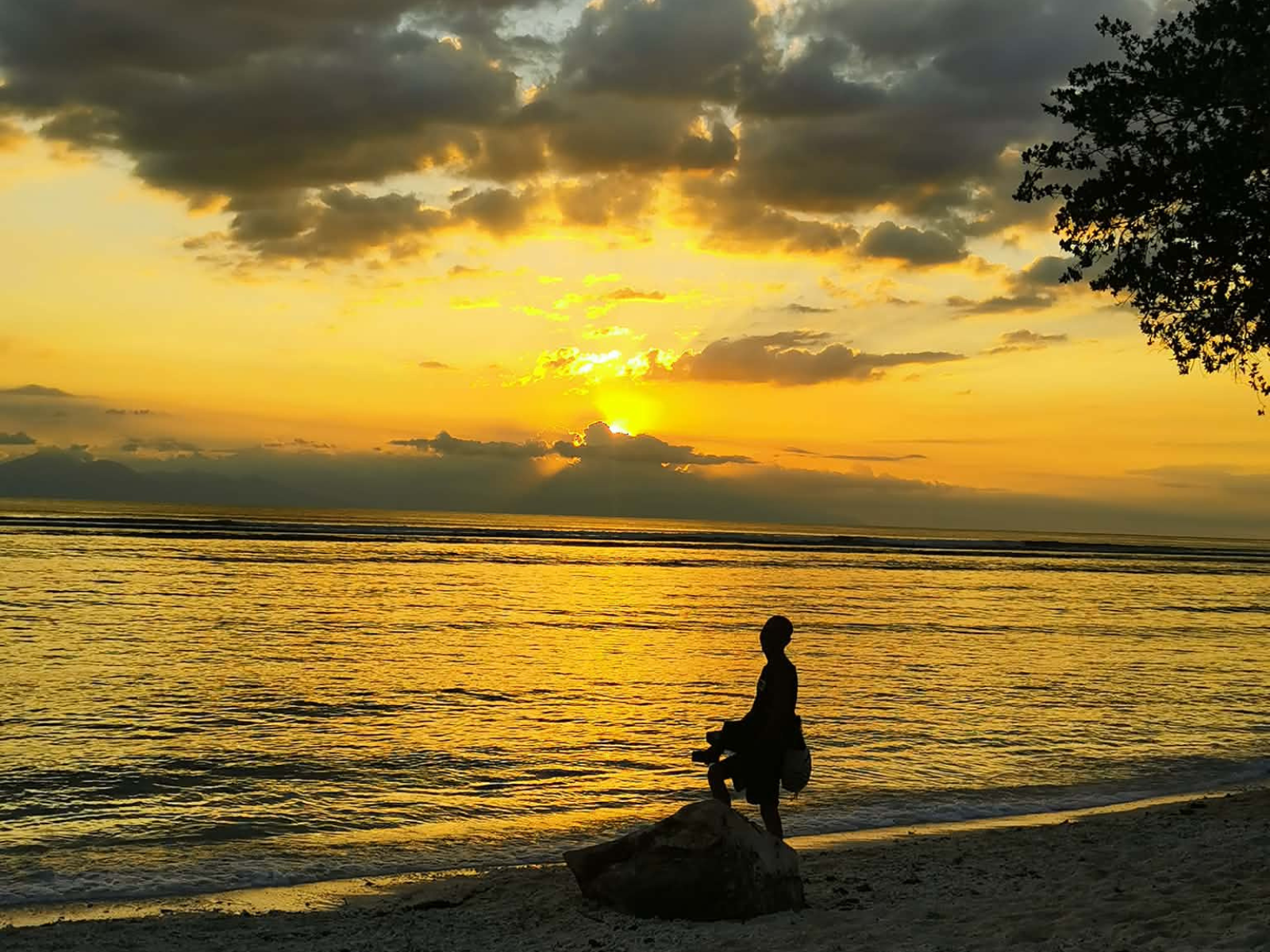 Solnedgang i strandkanten på Gili-øerne Solnedgang i strandkanten på Gili-øerne