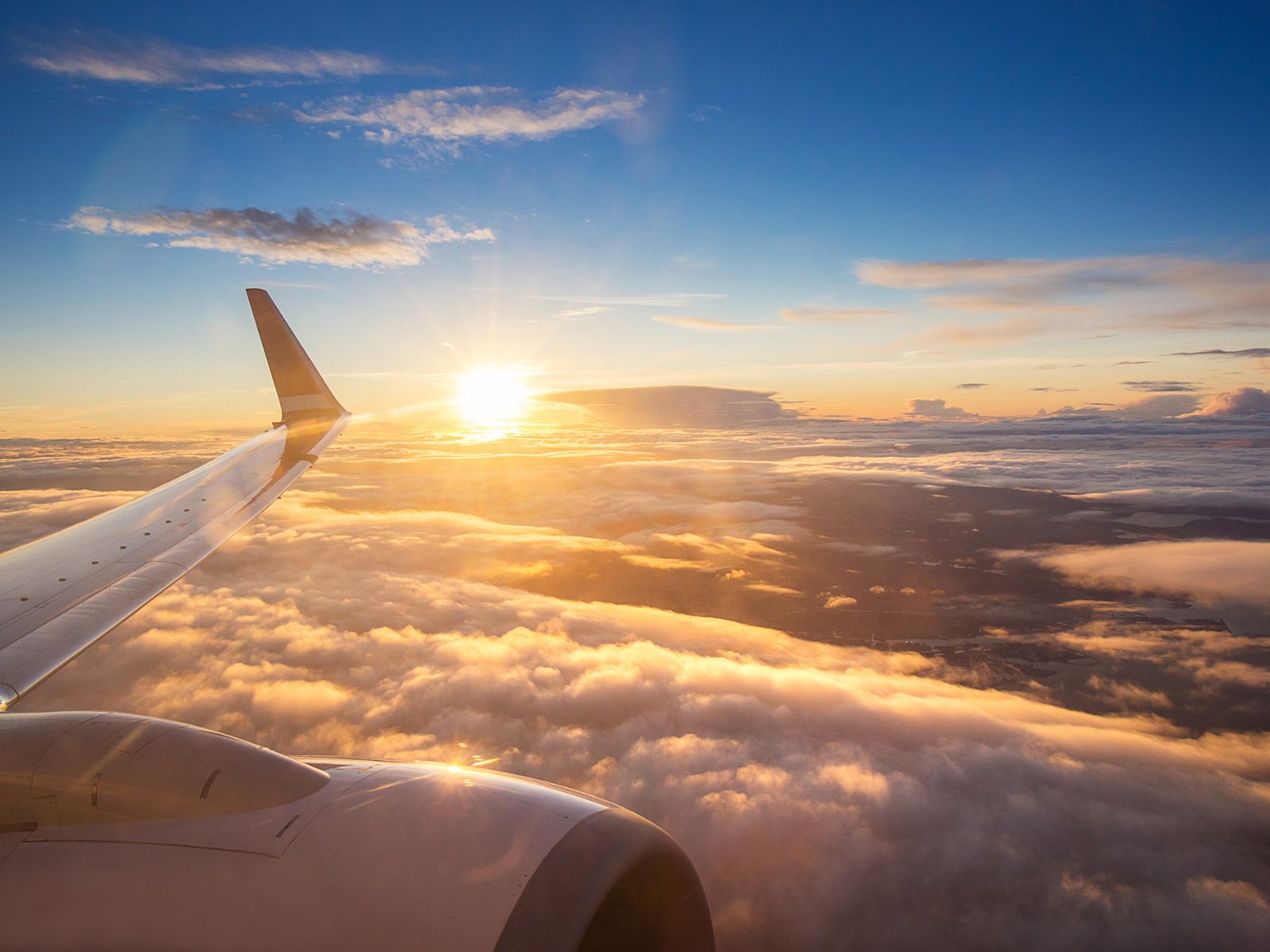 Udsigt til flyvinge og solopgang fra flyvindue Udsigt til flyvinge og solopgang fra flyvindue