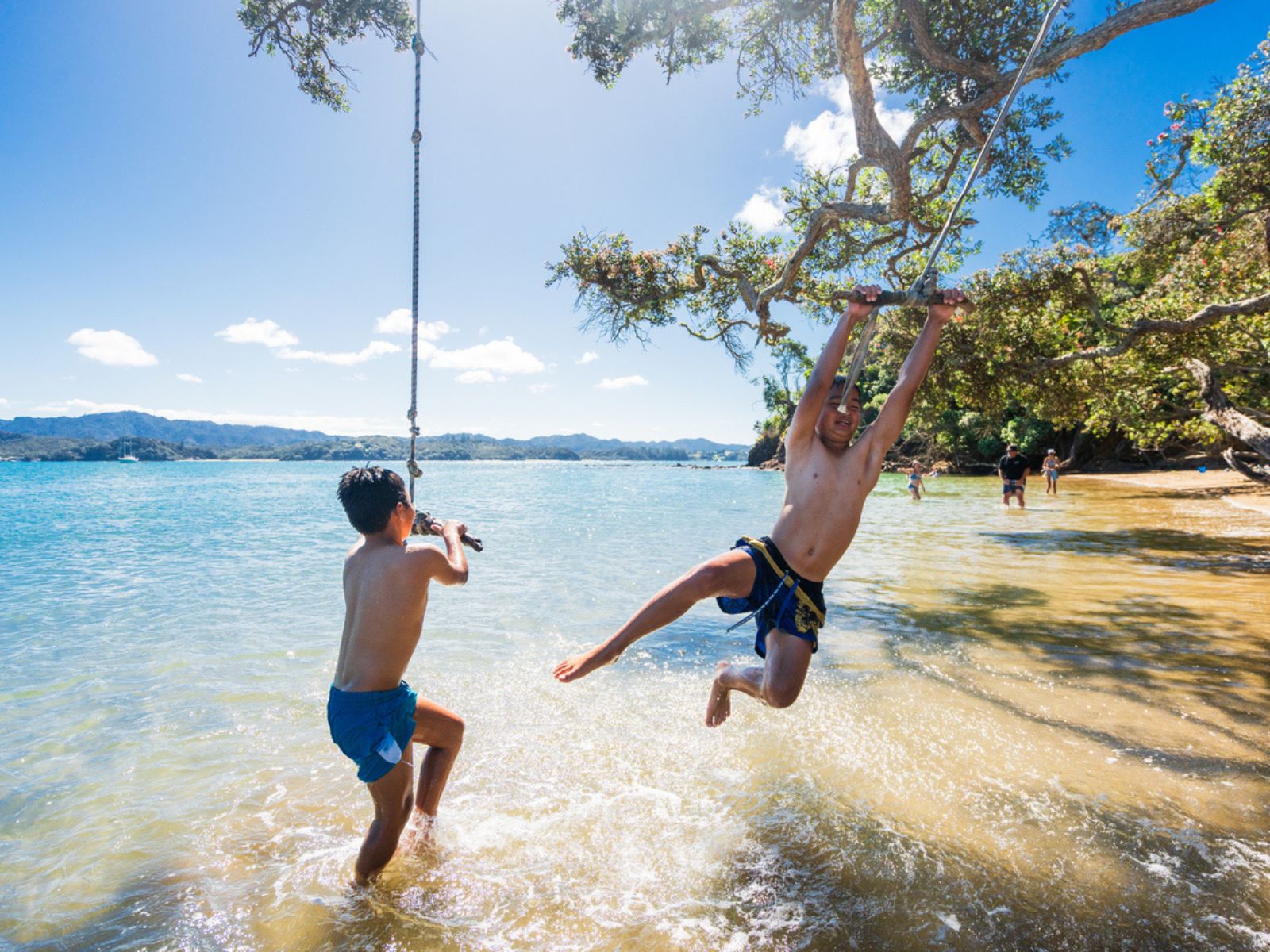 Drenge nyder livet og bader på Nordøen, New Zealand