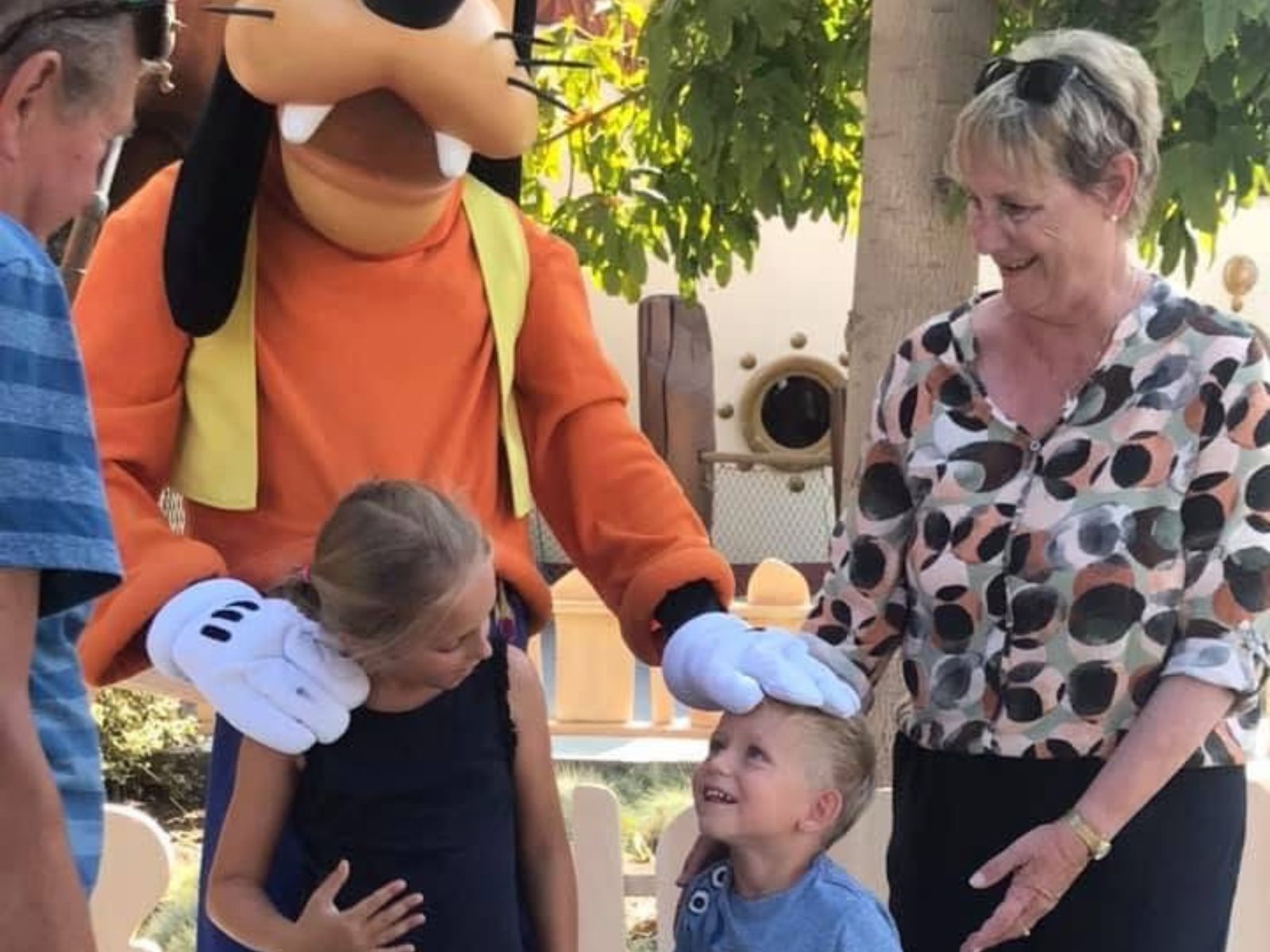 Børnebørn og bedsteforældre på besøg i Disneyland under generationsrejse