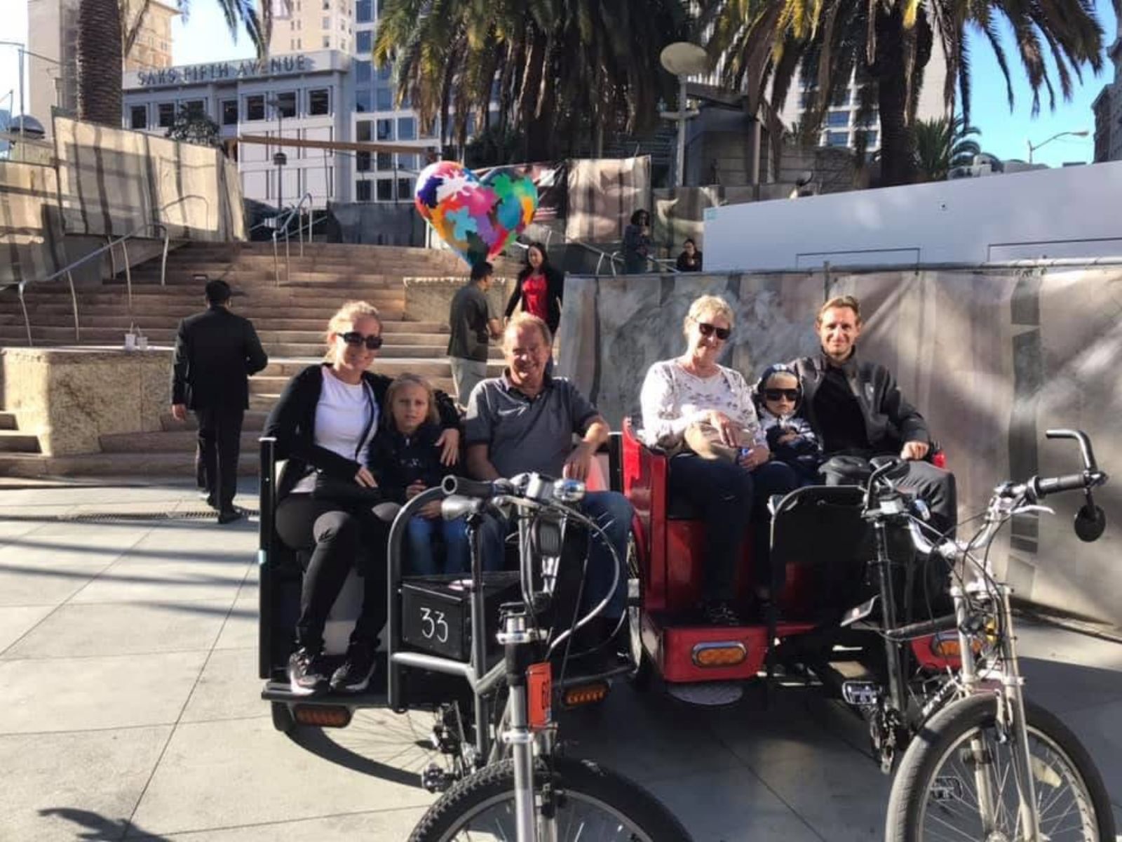 3 generationer i cykeltaxa i San Francisco på fælles familieferie på flere generationer