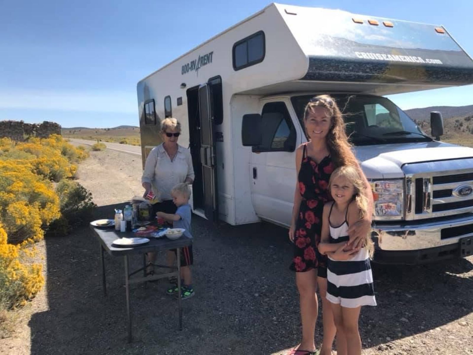 Tre generationer på generationsferie, her ved siden af autocamper i USA