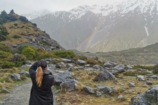 Rejseekspert Lene Scott Hansson fotograferer regnbue i Mount Cook National Park