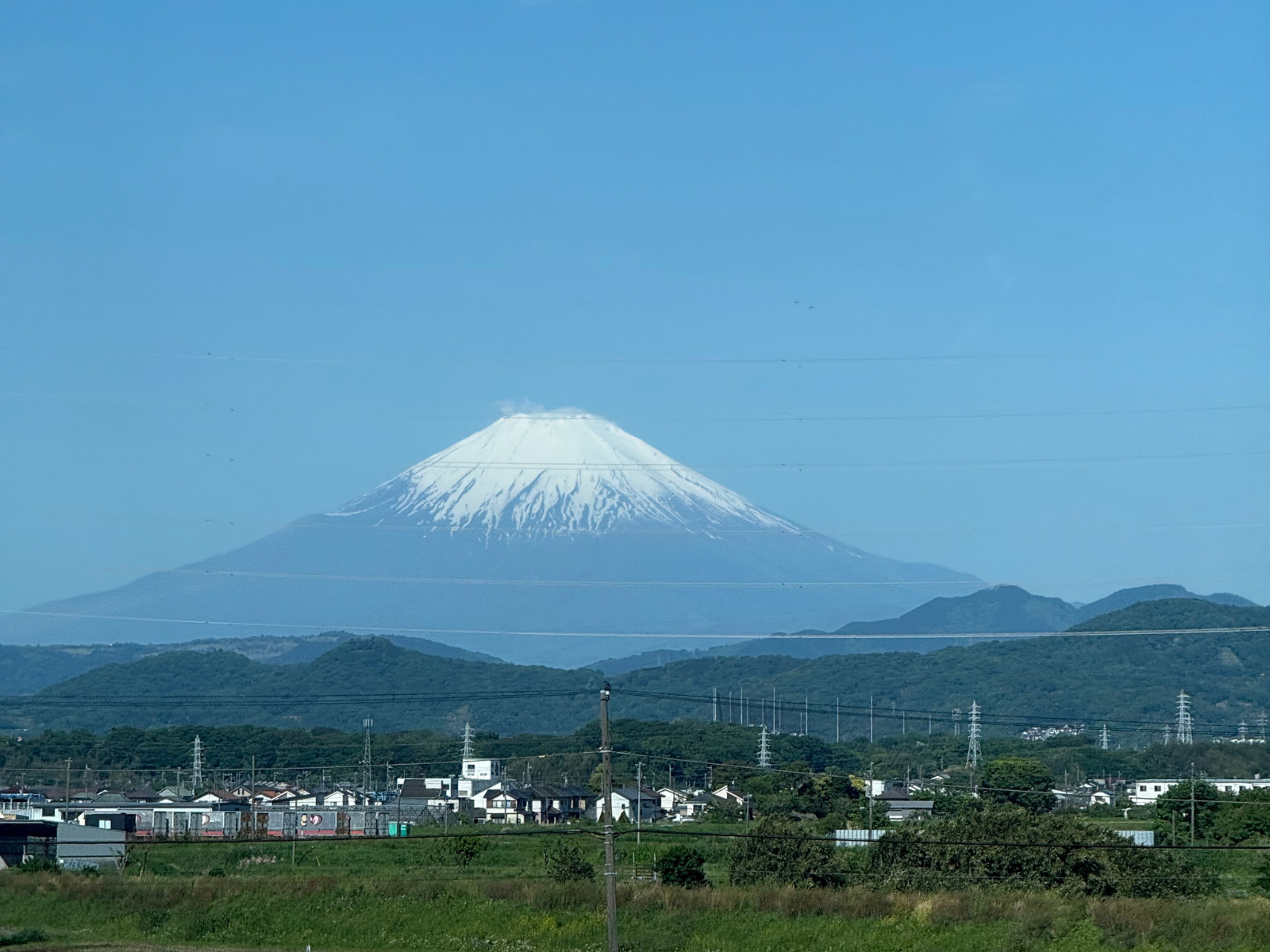 Mount Fuji toner frem under en togrejse med shinkansenn