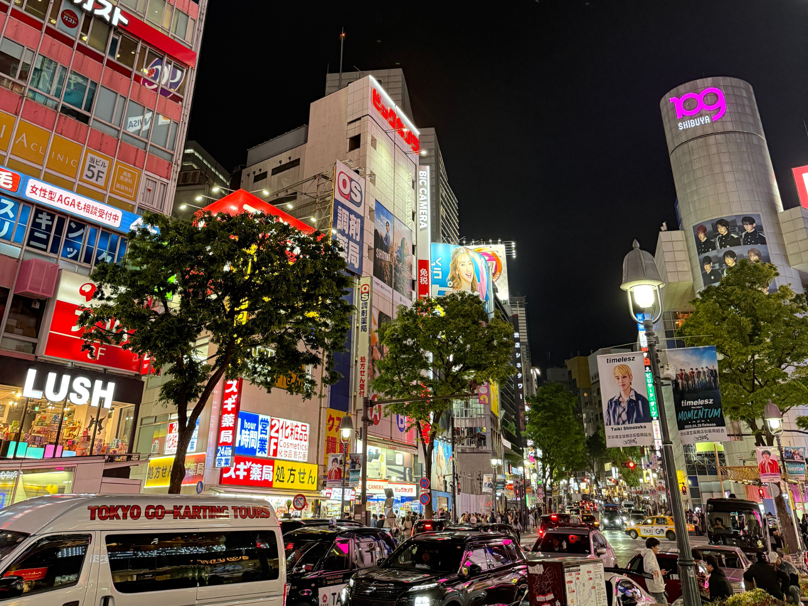 Neonlysende gader i Tokyo ved aftenstid