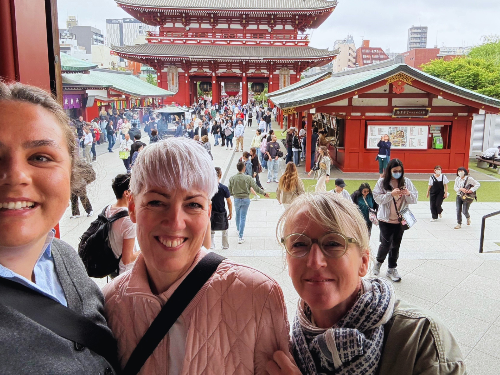 Tre glade rejsekonsulenter på rejse i Japan