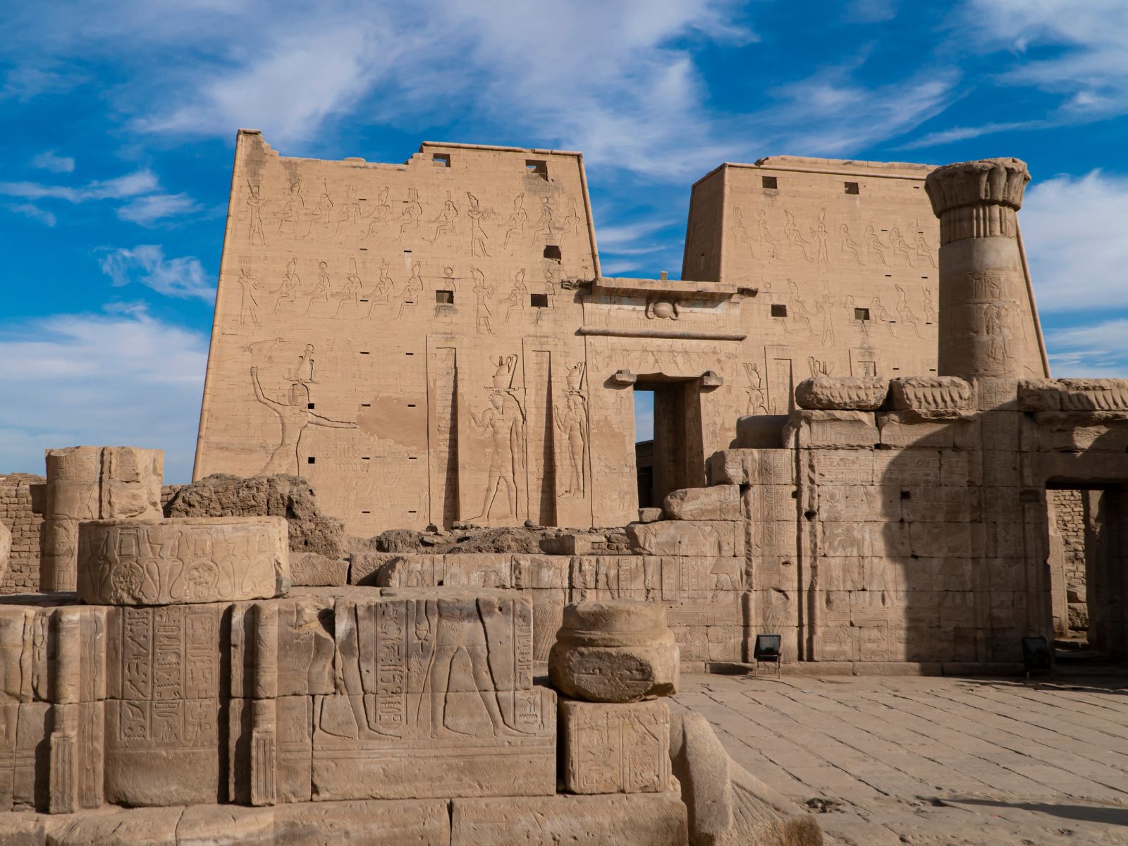 Edfu er stedet for det ptolemæiske tempel Horus og en gammel bosættelse, Egypten