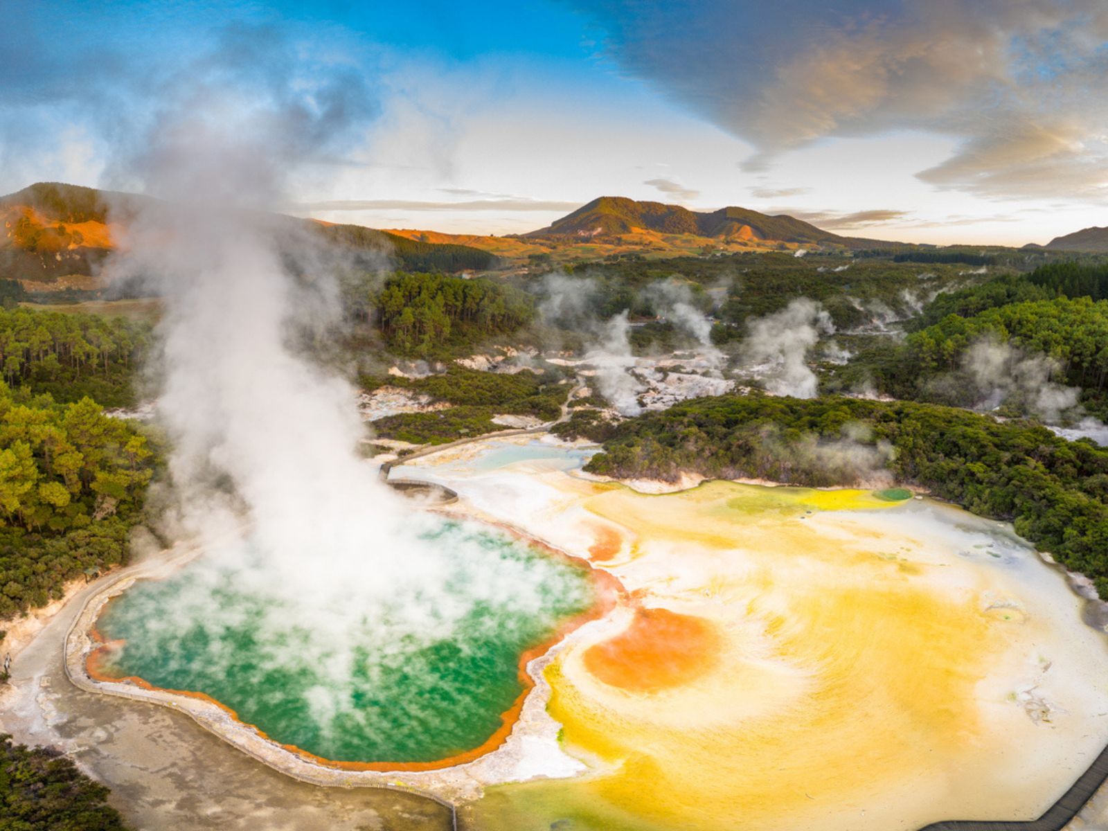 Geotermisk landskab i Rotorua på New Zealands Nordø