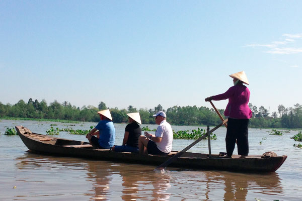 Turist og lokale på flodbåd, Vietnam Turist og lokale på flodbåd, Vietnam