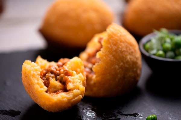 Arancino / Arancina – Siciliens gyldne risbolde Arancino / Arancina – Siciliens gyldne risbolde