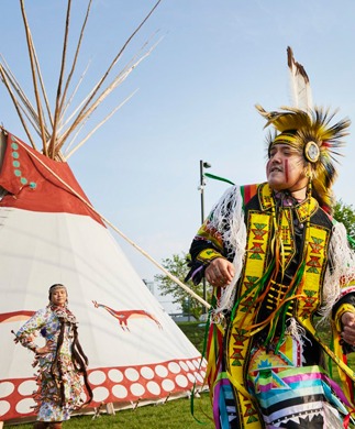 Indfødte optræder under Calgary Stampede. Foto: Colin Way, Tourism Calgary