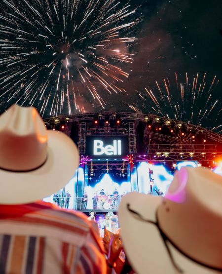 Festival og fyrværkeri ved Calgary Stampede. Foto: Calin Charles, Tourism Calgary Festival og fyrværkeri ved Calgary Stampede. Foto: Calin Charles, Tourism Calgary