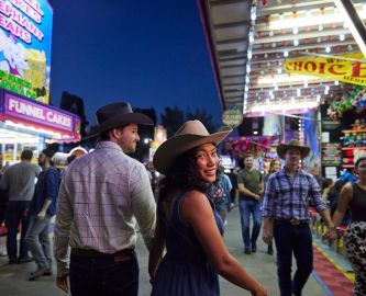 Par med cowboyhatte i tivoli under Calgary Stampede-festivalen i Canada. Foto: Colin Way, Tourism Calgary Par med cowboyhatte i tivoli under Calgary Stampede-festivalen i Canada. Foto: Colin Way, Tourism Calgary