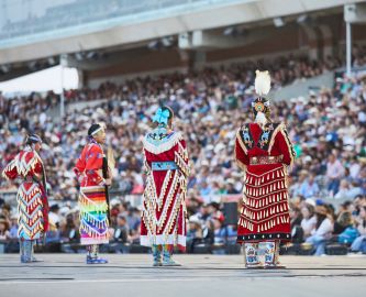 Fremvisning af traditionelle First Nation-dagter ved Calgary Stampede. Foto: Colin Way, Tourism Calgary Fremvisning af traditionelle First Nation-dagter ved Calgary Stampede. Foto: Colin Way, Tourism Calgary