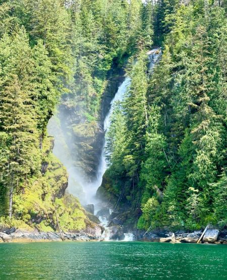 Vandfald i Glendale Cove ved Knight Inlet Lodge i Canada