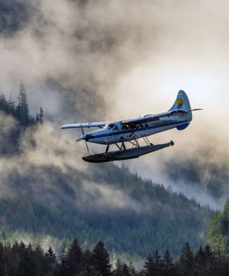 Vandfly lægger an til landing ved Knight Inlet Lodge