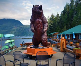 Stor bjørnestatue på Knight Inlet Lodge