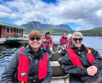 To kolleger i båd ved Knight Inlet Lodge i Canadas vildmark