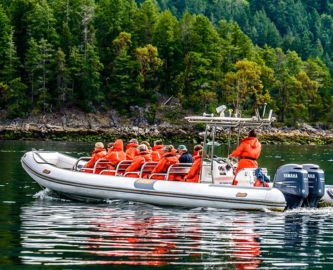 Gæster på West Coast Wilderness Lodge klar til udflugt i zodiac-båd