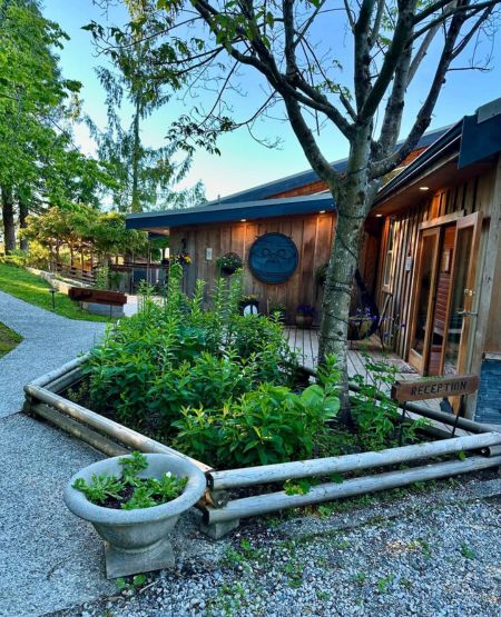 Indgangen til West Coast WIlderness Lodge på Sunshine Coast