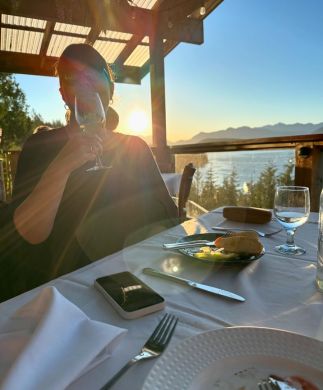 Jane i restauranten på West Coast Wilderness Lodge i Canada