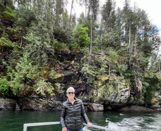 Rejseekspert Susan på sejltur ved West Coast Wilderness Lodge langs SUnshine Coast i Canada