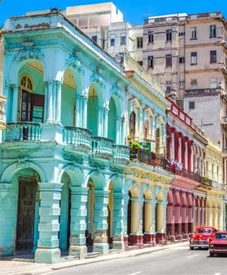 Havana_vej_og_farverige_bygninger_Cuba_iStock-1327163640_323-390
