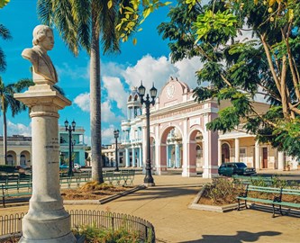 Parque_Marti_Cienfuegos_Cuba_iStock-512693098_333-270