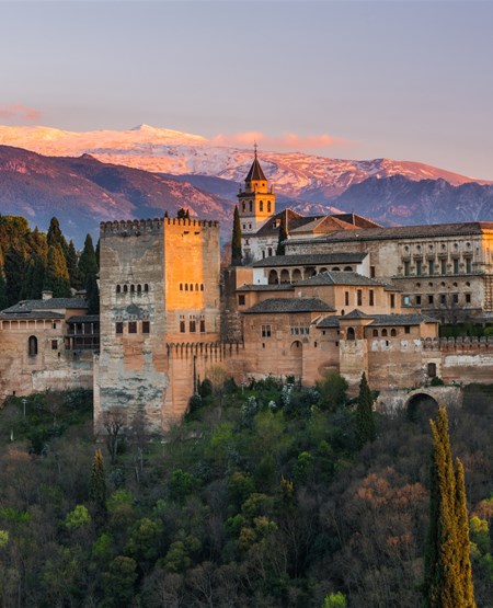 Alhambra-paladset_Spanien_iStock-657985546_450-555