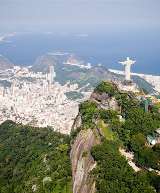 Rio_de_Janeiro_udsigt_Kristusstatuen_Brasilien_iStock-157185619_323-390
