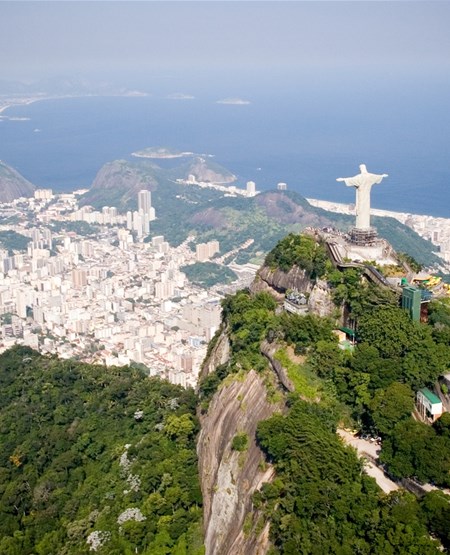 Rio_de_Janeiro_udsigt_Kristusstatuen_Brasilien_iStock-157185619_450-555