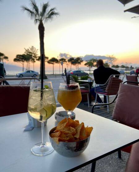 Drinks og snacks i solnedgang med udsigt over Adriaterhavet, Albanien
