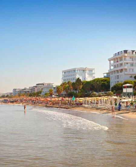Kystbyen Golem med hav, strand og promenade, Albanien