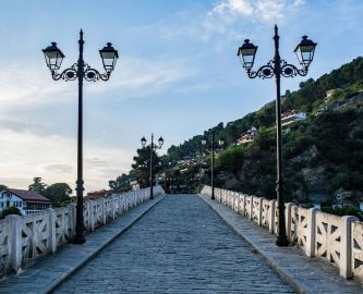 Gorica-boen, der spænder over floden Osum og forbinder Berats kvarterer Mangalem og Gorica, Albanien