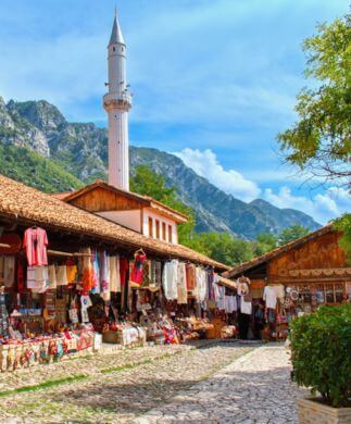 Boder i den gamle bydel i Kruja med smuk udsigt til bjerge i baggrunden, Albanien