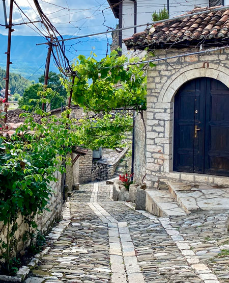 Fredelig gade i Berat, Albanien Fredelig gade i Berat, Albanien