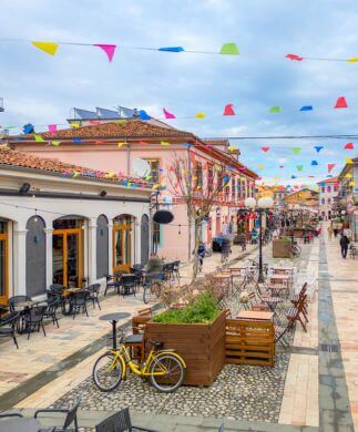 Hyggelig gade i byen Shkoder, Albanien