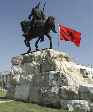 Tirana_Skanderbeg_statue_178761469_323-390