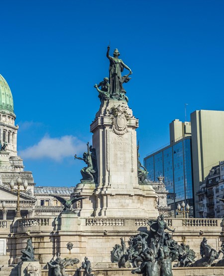 Monumentet Congressional Plaza vender ud mod en offentlig park og den argentinske kongres i Buenos Aires