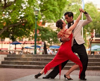 Smukt par der danser argentinsk Tango i en park