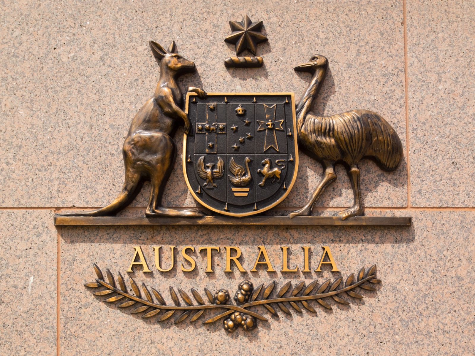 Australiens våbenskjold med kænguru og emu som symbol på nationens fremgang