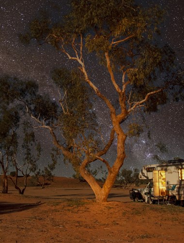 Autocamper under stjernehimmel i Australiens outback