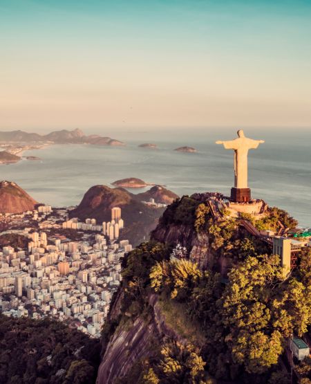 Kristusstatuen i Rio de Janeiro med udsigt over byen, bjergene og vandet