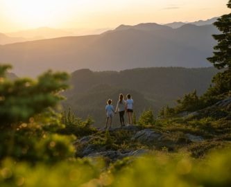 Familie på vandretur nyder udsigten over bjergrigt canadisk landskab